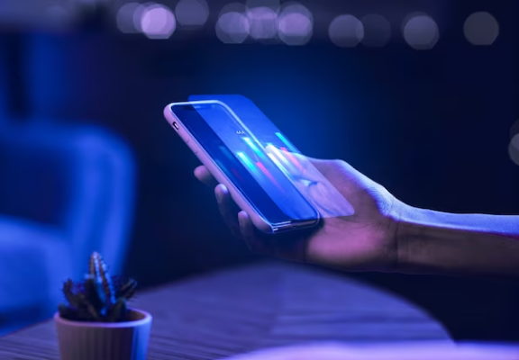 imagem de uma mão com um celular